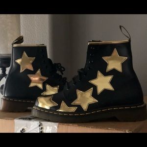 New Dr Martens Appliqué Stella 8 Eye Star Boot 🥾